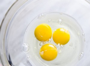 Kan hundar äta ägg? Info om råa, kokta och äggskal