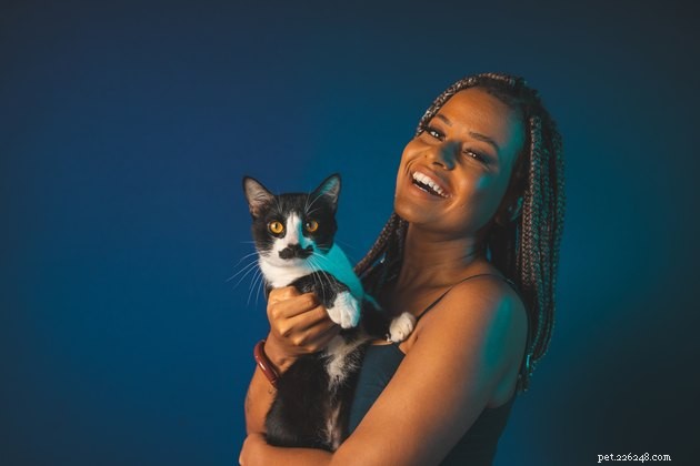Действительно ли одинокие женщины любят кошек больше, чем других людей?