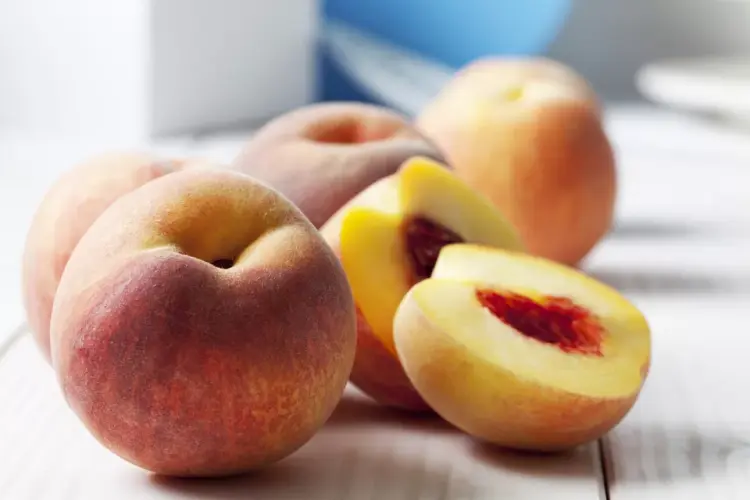 Kan hundar äta persikor? Här är allt du behöver veta