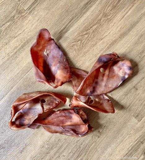 Pig Ear Chews för hundar:fördelar, risker och säkra alternativ 