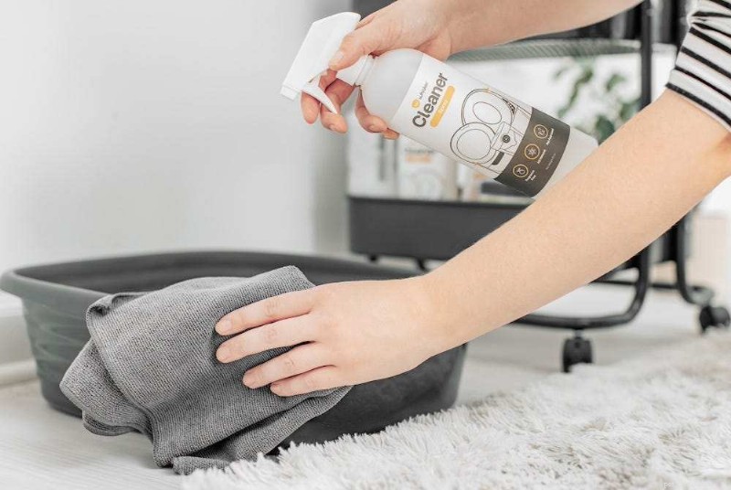 Un chat fait pipi à l’extérieur du bac à litière tout en faisant caca à l’intérieur :causes et solutions 