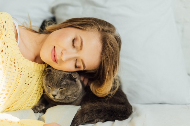 Begrijpen waarom katten hun staarten achtervolgen:4 inzichtelijke redenen die verder gaan dan spelen 
